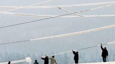 Mit vereinten Kräften. Im vergangenen Winter mussten die Netzbetreiber 197 Mal eingreifen, um die Versorgung zu sichern.