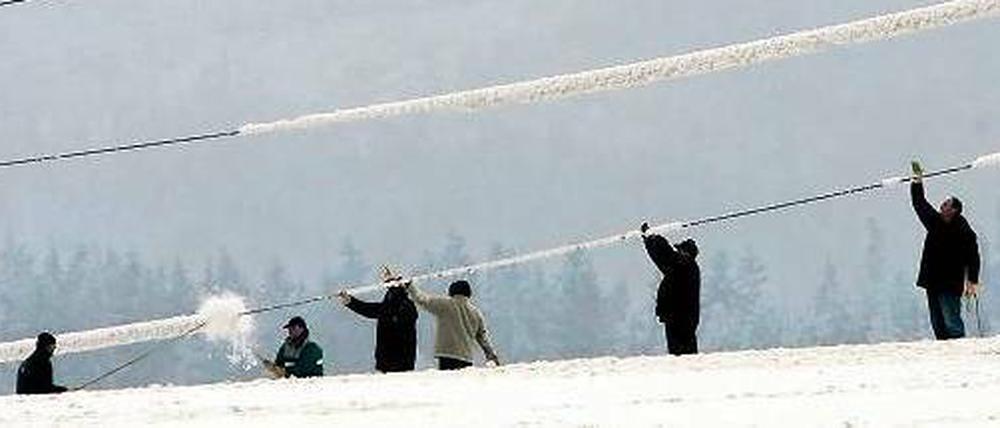 Mit vereinten Kräften. Im vergangenen Winter mussten die Netzbetreiber 197 Mal eingreifen, um die Versorgung zu sichern.