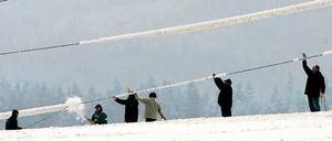 Mit vereinten Kräften. Im vergangenen Winter mussten die Netzbetreiber 197 Mal eingreifen, um die Versorgung zu sichern.