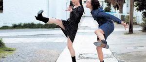 Flotter Zweier. Bella (Evangelia Randou, links) und Marina (Ariana Labed) tanzen auf Beton. Foto: Rapid Eye Movies