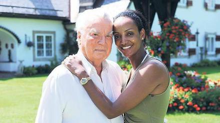 Bruno H. Schuster und seine 64 Jahre jüngere Frau Meharit. 