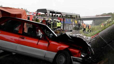 Der Bus war offenbar mit diesem roten Mercedes zusammengeprallt.