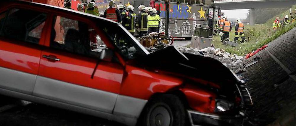 Der Bus war offenbar mit diesem roten Mercedes zusammengeprallt. 