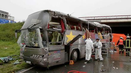Auf der linken Seite ist die Außenwand des Busses komplett aufgerissen. 