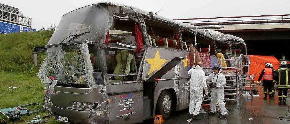 Auf der linken Seite ist die Außenwand des Busses komplett aufgerissen. 