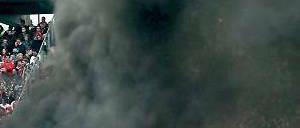 Schwarzer Rauch über grünem Rasen. In Köln regiert mal wieder das Chaos. Foto: dapd