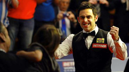 Geschafft: Ronnie O'Sullivan schlägt im Finale von Sheffield Landsmann Carter und gewinnt seinen vierten WM-Titel. 