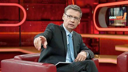 Günther Jauch muss sich in seiner Sendung am Sonntagabend gegen einen unliebsamen Zwischenrufer wehren.