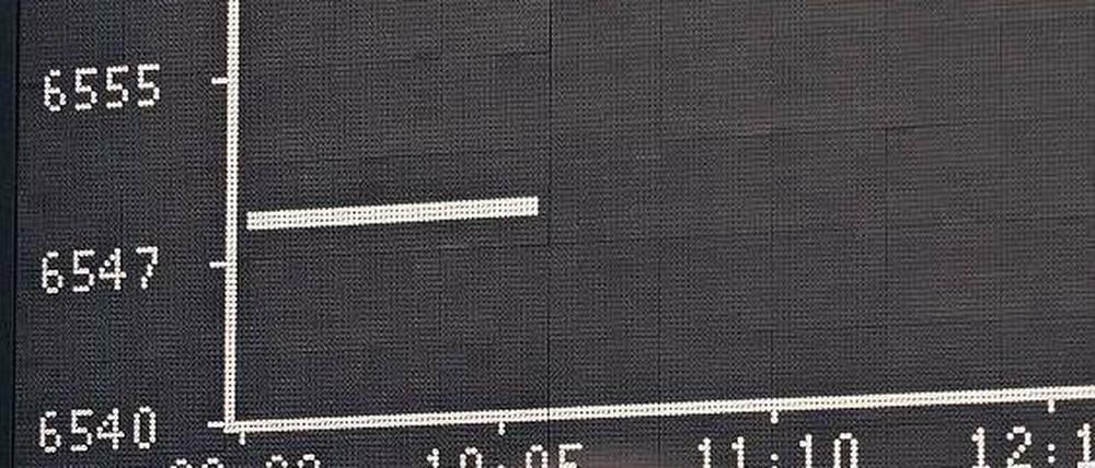 Ungewohntes Bild. Weil Aktien nicht elektronisch ge- und verkauft werden konnten, blieb die sonst auf- und absteigende Dax-Kurve waagerecht. Foto: dpa