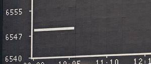 Ungewohntes Bild. Weil Aktien nicht elektronisch ge- und verkauft werden konnten, blieb die sonst auf- und absteigende Dax-Kurve waagerecht. Foto: dpa