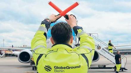 Bis hierhin und nicht weiter - jedenfalls vorläufig nicht, denn überraschend muss das Bodenpersonal des Flughafens Tegel dort nun doch noch einige Monate länger Maschinen abfertigen. Und auch die Anwohner von Spandau bis Pankow haben den Krach in der Luft noch einen Sommer mehr zu ertragen. 