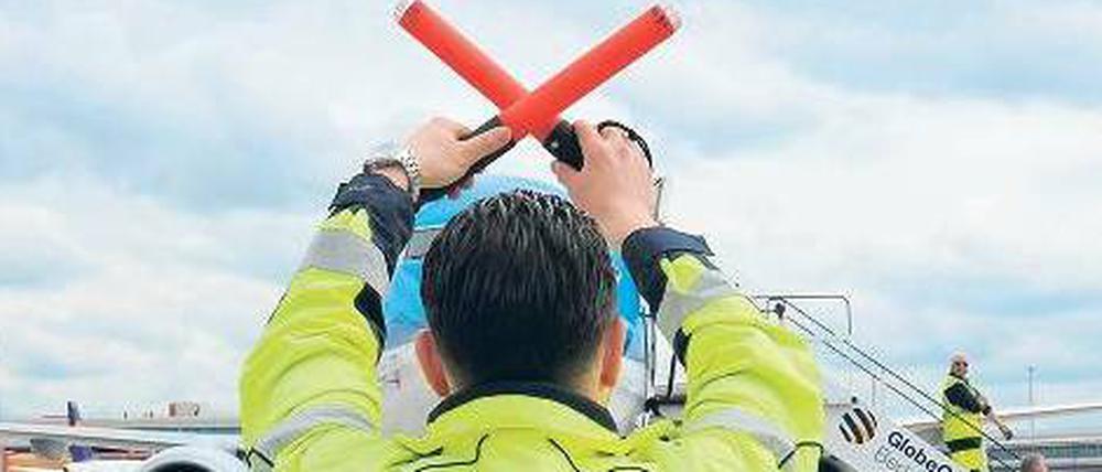Bis hierhin und nicht weiter - jedenfalls vorläufig nicht, denn überraschend muss das Bodenpersonal des Flughafens Tegel dort nun doch noch einige Monate länger Maschinen abfertigen. Und auch die Anwohner von Spandau bis Pankow haben den Krach in der Luft noch einen Sommer mehr zu ertragen. 