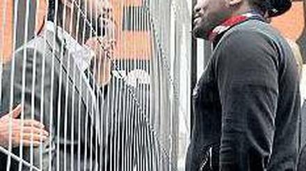 Hinter Gittern. Chisora (r.) und Haye, öffentlichkeitswirksam getrennt. Foto: dpa