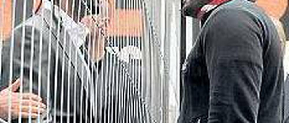 Hinter Gittern. Chisora (r.) und Haye, öffentlichkeitswirksam getrennt. Foto: dpa