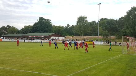 Wieder im Spiel. Frankonia Wernsdorf (rote Trikots) gewann gegen den MSV Zossen 2:1. In den kommenden Wochen wird es in Brandenburg viele Partien geben. 