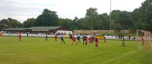 Wieder im Spiel. Frankonia Wernsdorf (rote Trikots) gewann gegen den MSV Zossen 2:1. In den kommenden Wochen wird es in Brandenburg viele Partien geben. 