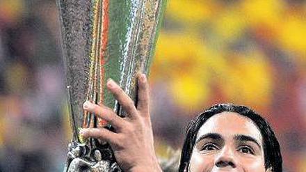 Hoch das Ding! Falcao, zweifacher Torschütze beim Sieg von Atletico. Foto: dpa