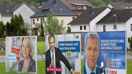 Endspurt im Wahlkampf um den NRW-Landtag. In Kall in der Eifel hängen große Wahlplakate nebeneinander.