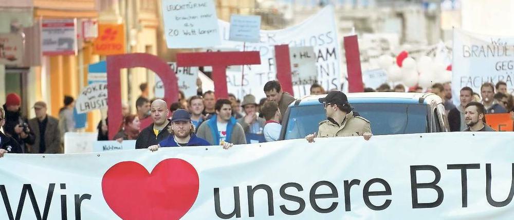 „Wir lieben unsere BTU“. Proteste von Studenten und Forschern in Cottbus. Foto: dapd