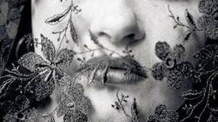 Schwarz-weiße Gesichter. Ungewöhnliche Menschen interessieren den Fotografen Sven Marquardt am meisten. Das Porträt der Frau hinter der Spitze ist in seiner Ausstellung „Brüder“ im Museum Mühlenhaupt in Zehdenick zu sehen. 