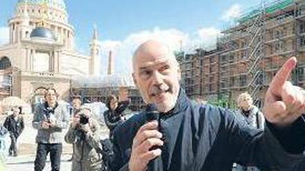 Hallo Potsdam. Gestern war Tag der offenen Baustelle, und Tausende kamen – Architekt Kulka erklärte den Bau. Foto: dapd