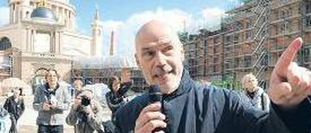 Hallo Potsdam. Gestern war Tag der offenen Baustelle, und Tausende kamen – Architekt Kulka erklärte den Bau. Foto: dapd