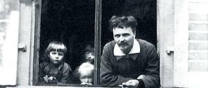 Der Familienvater. August Strindberg mit seinen Kindern, eine Aufnahme aus dem Jahr 1896. Foto: dpa