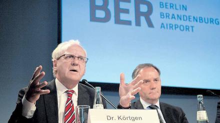 Zu viel zu tun. Beim Flughafen-Bau reicht die Zeit nicht, um die Probleme bis zum ursprünglich vorgesehenen Eröffnungstermin zu lösen. Die Geschäftsführer Manfred Körtgen (links) und Rainer Schwarz verkünden hier die Hiobsbotschaft der Verschiebung.
