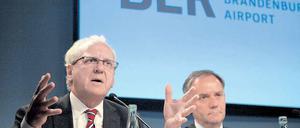 Zu viel zu tun. Beim Flughafen-Bau reicht die Zeit nicht, um die Probleme bis zum ursprünglich vorgesehenen Eröffnungstermin zu lösen. Die Geschäftsführer Manfred Körtgen (links) und Rainer Schwarz verkünden hier die Hiobsbotschaft der Verschiebung.