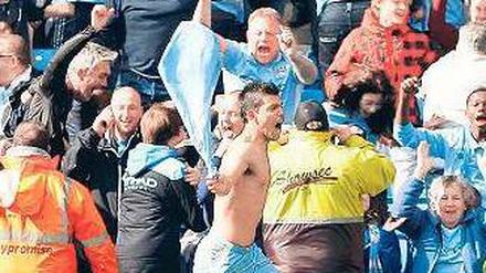 Völlig losgelöst. Sergio Agüero nach seinem Siegtor für Manchester City in der dritten Minute der Nachspielzeit gegen die Queens Park Rangers. Foto: Reuters