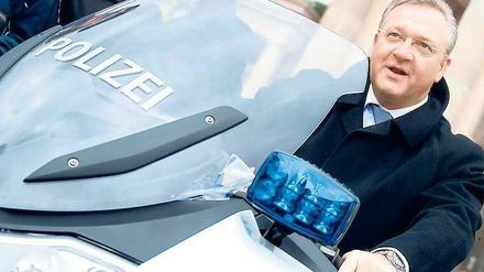 Klarer Kurs. Berlins Beamte erhalten zehn Prozent weniger als etwa ihre Kollegen in Brandenburg, das sind zwischen 200 und 500 Euro brutto im Monat. Immerhin kann sich die Motorradstaffel der Polizei über neues Equipment – in diesem Fall eine BMW R 900 RT – freuen, das Innensenator Henkel vor einiger Zeit getestet hat. 