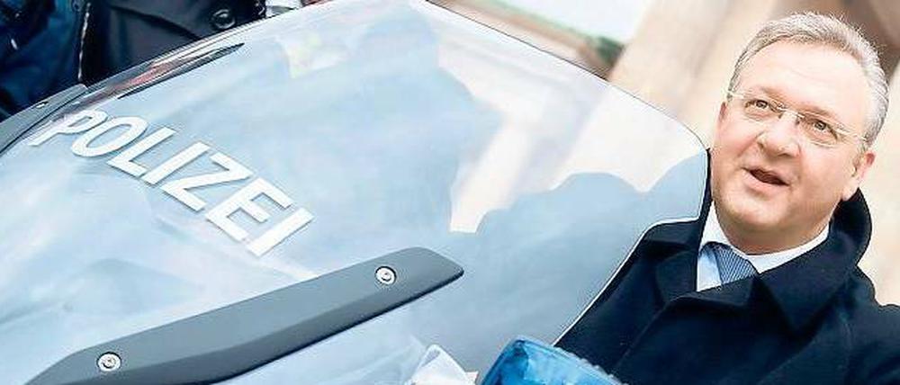 Klarer Kurs. Berlins Beamte erhalten zehn Prozent weniger als etwa ihre Kollegen in Brandenburg, das sind zwischen 200 und 500 Euro brutto im Monat. Immerhin kann sich die Motorradstaffel der Polizei über neues Equipment – in diesem Fall eine BMW R 900 RT – freuen, das Innensenator Henkel vor einiger Zeit getestet hat. 