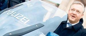 Klarer Kurs. Berlins Beamte erhalten zehn Prozent weniger als etwa ihre Kollegen in Brandenburg, das sind zwischen 200 und 500 Euro brutto im Monat. Immerhin kann sich die Motorradstaffel der Polizei über neues Equipment – in diesem Fall eine BMW R 900 RT – freuen, das Innensenator Henkel vor einiger Zeit getestet hat. 