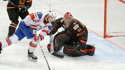 Norwegens Juha Kaunismaki (2.v.l.) kämpft mit Torwart Dennis Endras (r.) um den Puck.