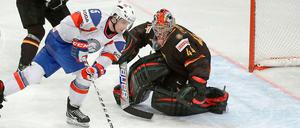 Norwegens Juha Kaunismaki (2.v.l.) kämpft mit Torwart Dennis Endras (r.) um den Puck.