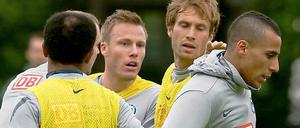 Trotz Trainingsstreit: Christian Lell und Änis Ben-Hatira fahren mit nach Düsseldorf, Andreas Ottl (2. v. r.) muss dagegen Zuhause bleiben.