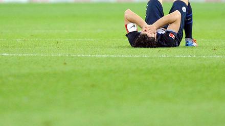 Nach der Pleite im ersten Relegationsspiel liegt Herthas Lewan Kobiaschwili enttäuscht auf dem Platz. 