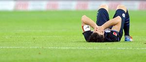 Nach der Pleite im ersten Relegationsspiel liegt Herthas Lewan Kobiaschwili enttäuscht auf dem Platz. 