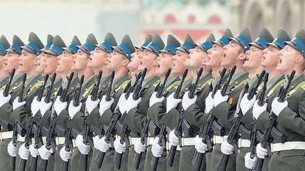 67 Jahre nach Ende des Zweiten Weltkriegs demonstrierte Russland am Mittwoch Stärke. 14 000 Soldaten marschierten auf, auch eine atomar bestückbare Interkontinentalrakete rollte am Kreml vorbei. Um trockenes Wetter für die 25 Millionen Euro teure Parade zu gewährleisten, vertrieben Spezialflugzeuge die Wolken über Moskau. Foto: Ivan Sekretarev/dapd