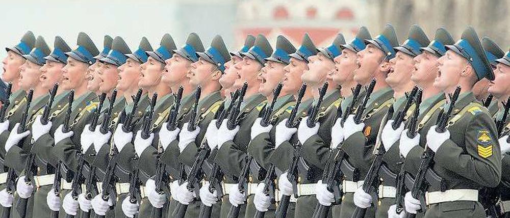 67 Jahre nach Ende des Zweiten Weltkriegs demonstrierte Russland am Mittwoch Stärke. 14 000 Soldaten marschierten auf, auch eine atomar bestückbare Interkontinentalrakete rollte am Kreml vorbei. Um trockenes Wetter für die 25 Millionen Euro teure Parade zu gewährleisten, vertrieben Spezialflugzeuge die Wolken über Moskau. Foto: Ivan Sekretarev/dapd