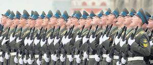 67 Jahre nach Ende des Zweiten Weltkriegs demonstrierte Russland am Mittwoch Stärke. 14 000 Soldaten marschierten auf, auch eine atomar bestückbare Interkontinentalrakete rollte am Kreml vorbei. Um trockenes Wetter für die 25 Millionen Euro teure Parade zu gewährleisten, vertrieben Spezialflugzeuge die Wolken über Moskau. Foto: Ivan Sekretarev/dapd