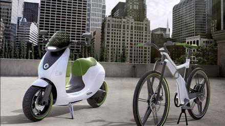 Smart setzt auf zwei Räder. In Paris zeigte man den E-Scooter und ein passendes Fahrrad. Der Scooter kommt in zwei Jahren auf den Markt.