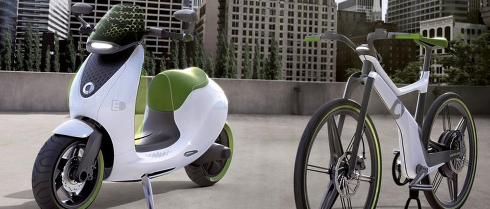 Smart setzt auf zwei Räder. In Paris zeigte man den E-Scooter und ein passendes Fahrrad. Der Scooter kommt in zwei Jahren auf den Markt.