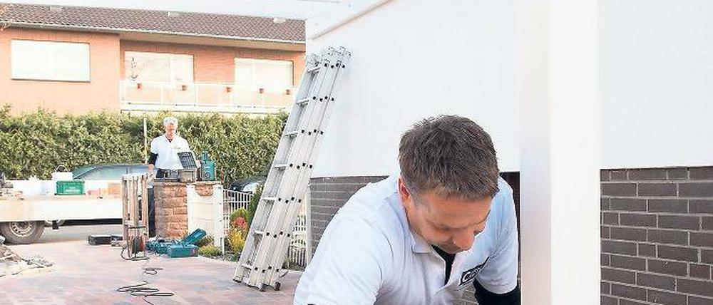 Ein Dach für den Wagen. Ein Carport ist eine Alternative zur Garage – denn eigene vier Wände braucht ein Auto nicht unbedingt. Foto: dpa