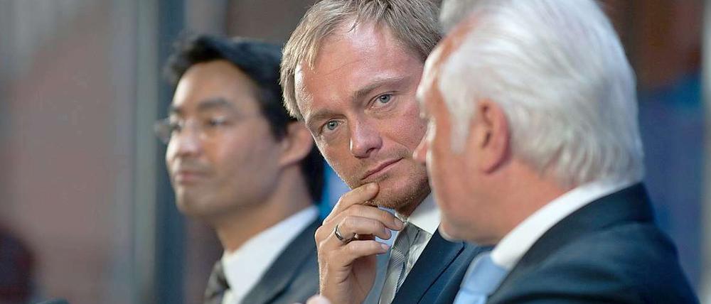Parteichef Philipp Rösler bleibt nur eine Beobachterrolle beim Auftritt nach dem Wahlerfolg in Nordrhein-Westfalen und Schleswig-Holstein. Verantwortlich für das gute Abschneiden sind vor allem die beiden Spitzenkandidaten: Christian Lindner und Wolfgang Kubicki. 