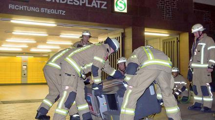 Gefloppter Diebstahl - hier wird der Geldautomat weg gebracht.