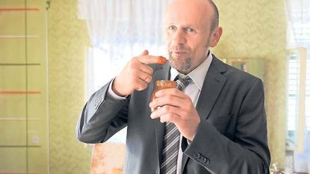 Wie von Muttern. Lukas Schauttner (Oliver Stokowski) probiert siebenbürgische „Hätschenpetsch“-Marmelade, die er aus seiner Kindheit kennt. Foto: ZDF