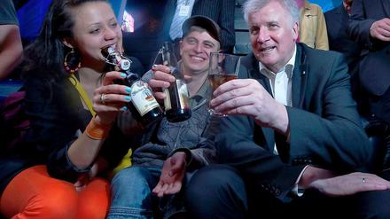 Jenseits des Bierzelts: Horst Seehofer gibt eine Facebook-Party und sich so was von locker.