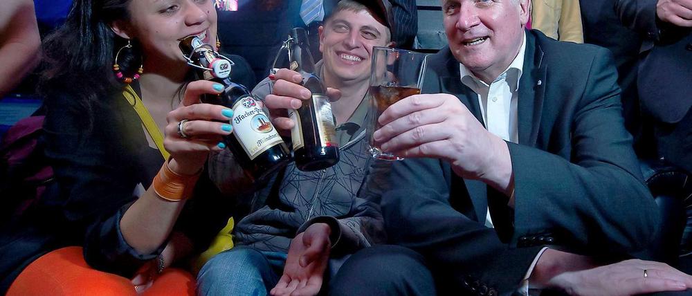 Jenseits des Bierzelts: Horst Seehofer gibt eine Facebook-Party und sich so was von locker.