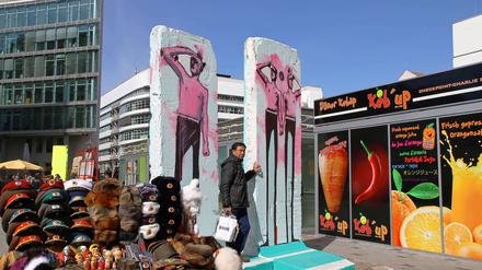 Geschichtsträchtiger Rummel- und Tummelplatz. Am Checkpoint Charlie trifft Gedenken auf Ramsch.